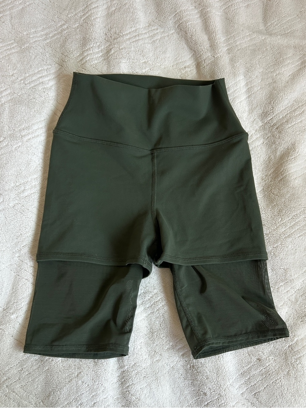 Alo yoga. Mesh olive green biker short in small